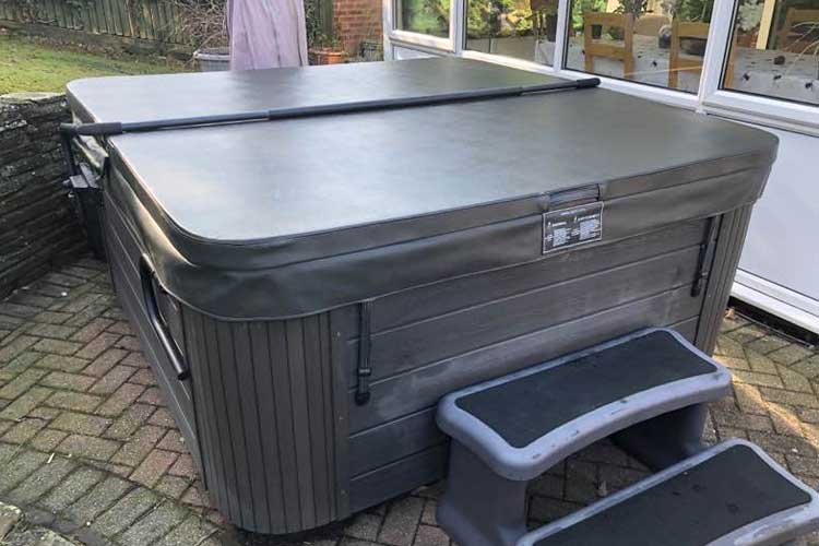 How do I look after my hot tubs cover?